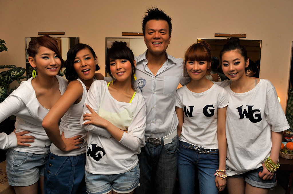 Tổng t&agrave;i cả nước biết mặt bỏ chức CEO, quyết l&agrave;m ca sĩ giật hết spotlight showbiz- Ảnh 3.