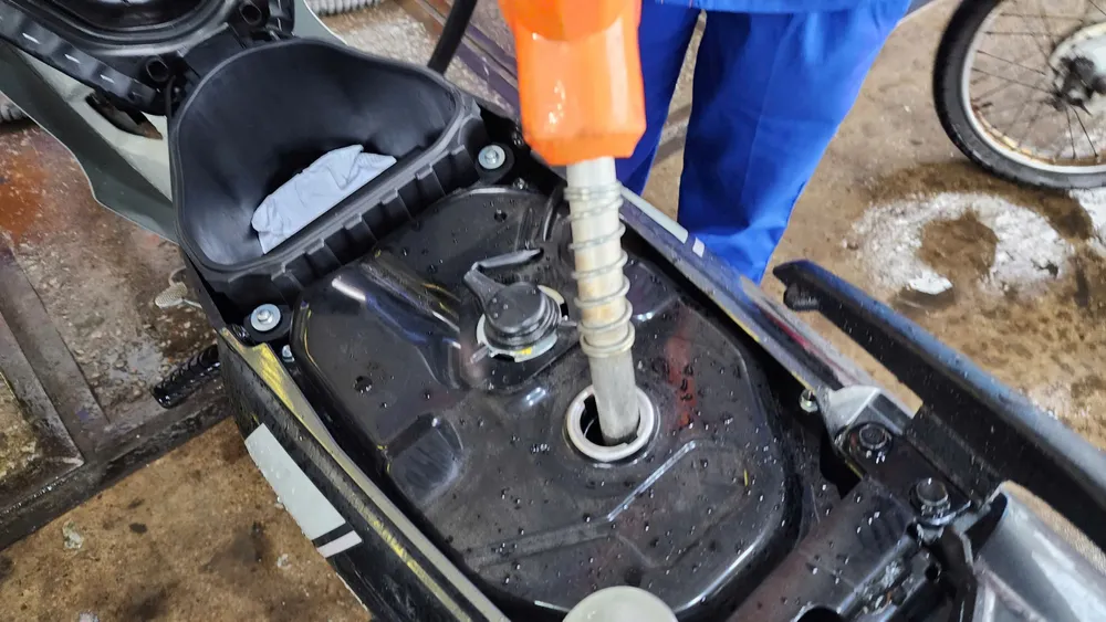 Huế xử l&yacute; cửa h&agrave;ng xăng dầu chỉ b&aacute;n tối đa 300.000 đồng/lượt- Ảnh 1.