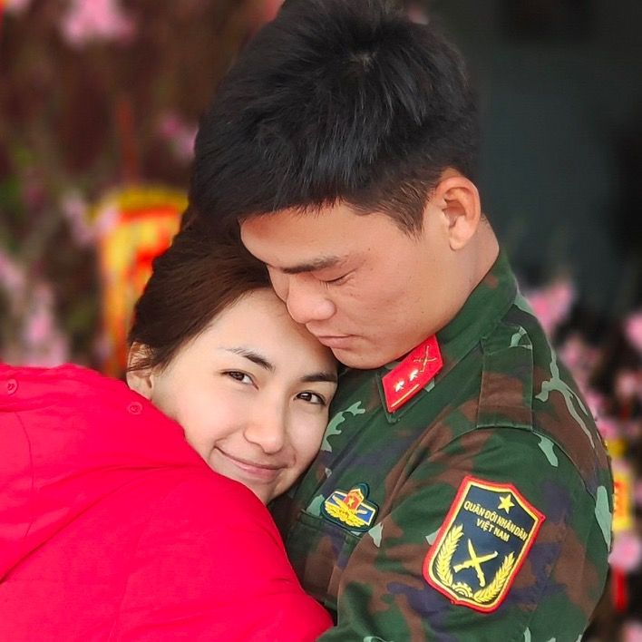 Hot lại đoạn clip Đại &uacute;y Thăng Văn Cương n&eacute;m lựu đạn, bắn s&uacute;ng cực chất, Ho&agrave; Minzy: "Ỏ, chồng em đ&oacute;"- Ảnh 6.