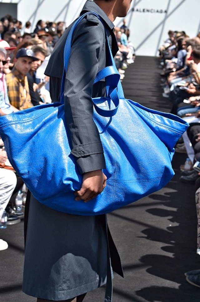 Tranh luận gay gắt về t&uacute;i nylon Trương Tịnh Nghi cầm l&ecirc;n thảm đỏ: 47 triệu, ai mua?- Ảnh 11.