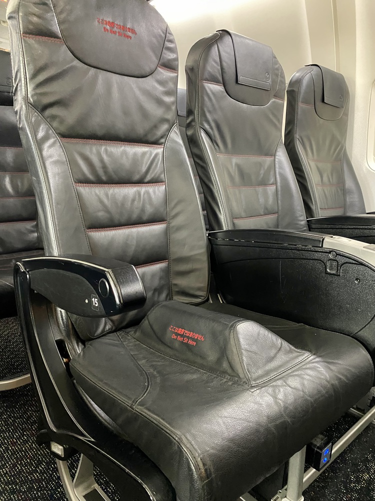 Người trong ng&agrave;nh tiết lộ b&iacute; ẩn chiếc ghế h&agrave;ng 15 tr&ecirc;n m&aacute;y bay, v&igrave; sao kh&ocirc;ng bao giờ c&oacute; ai d&aacute;m ngồi?- Ảnh 2.