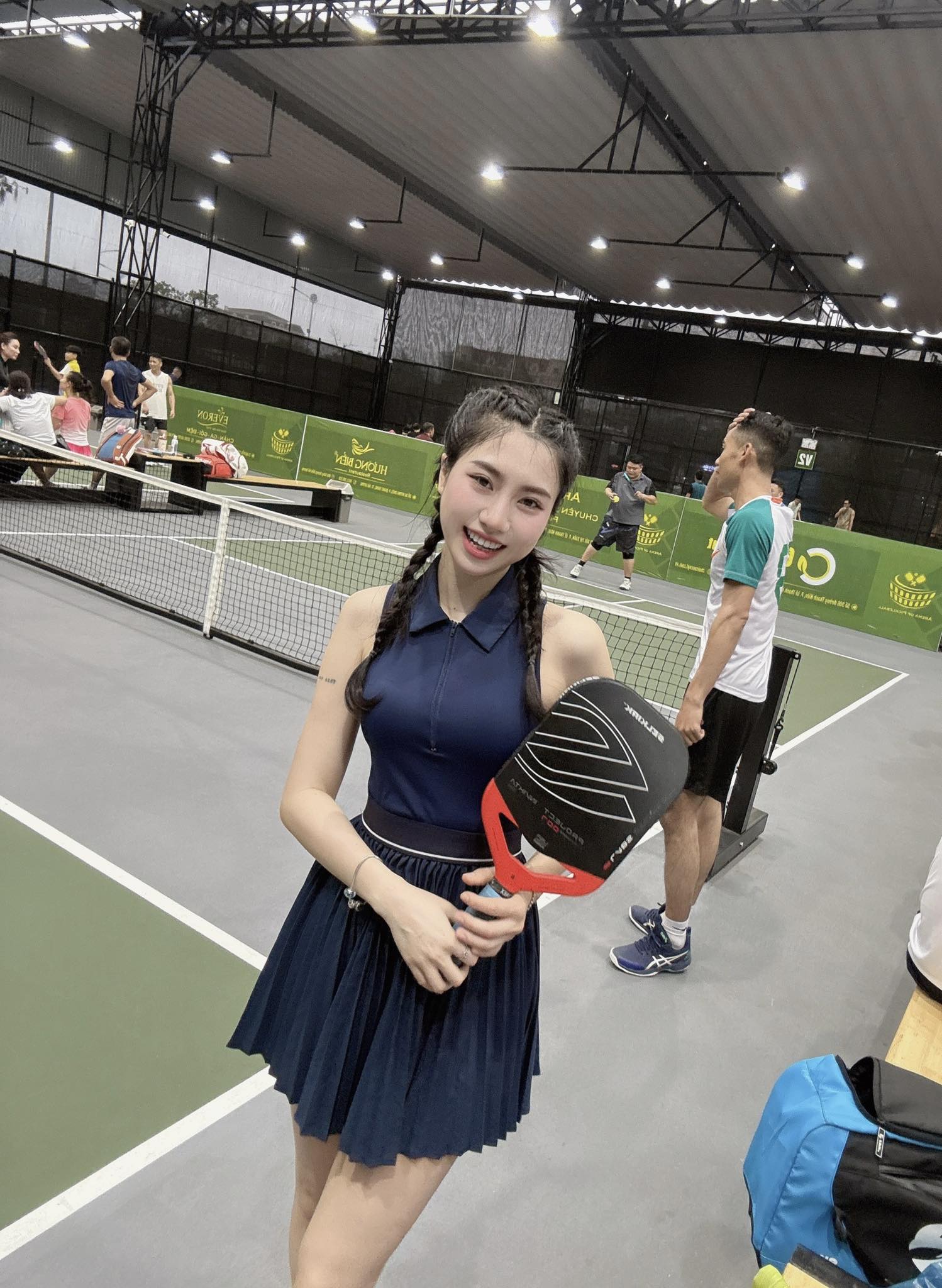 Hotgirl khoe ch&acirc;n d&agrave;i thẳng tắp, nuột n&agrave; nhờ pickleball, ho&aacute; ra l&agrave; em g&aacute;i hot nhất l&agrave;ng b&oacute;ng đ&aacute; từng nhận Ho&agrave; Minzy l&agrave; chị d&acirc;u- Ảnh 4.
