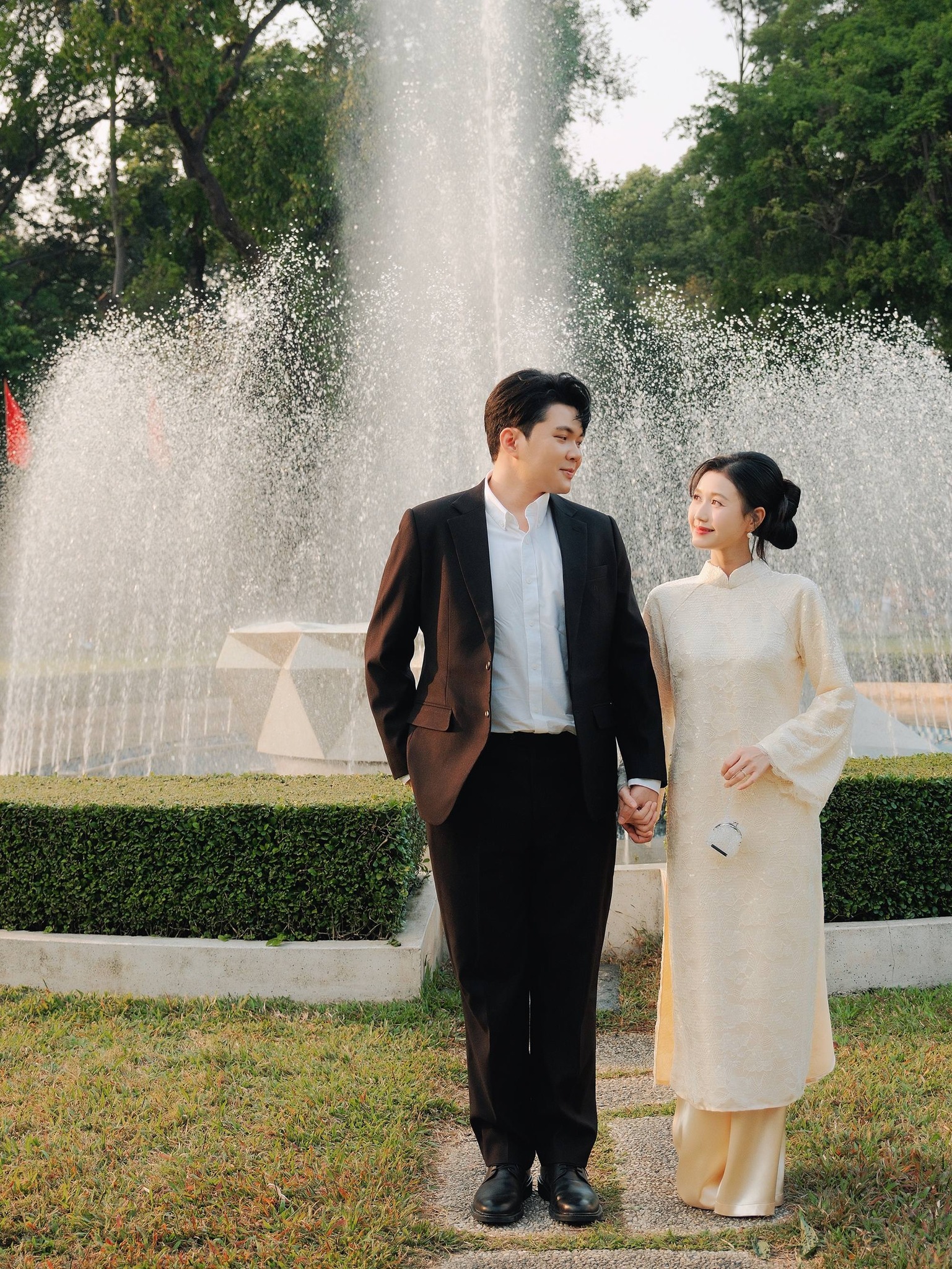 Vbiz c&oacute; tin hỷ: Nhạc sĩ - diễn vi&ecirc;n tung ảnh cưới l&atilde;ng mạn, chốt đơn v&agrave;o cuối th&aacute;ng 3!- Ảnh 9.