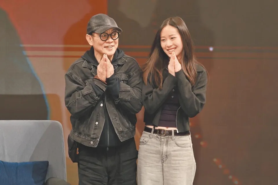 Kh&ocirc;ng ngờ con g&aacute;i nam diễn vi&ecirc;n đ&igrave;nh đ&aacute;m n&agrave;y bị trầm cảm nghi&ecirc;m trọng từ nhỏ: Người cha nhận lỗi!- Ảnh 1.