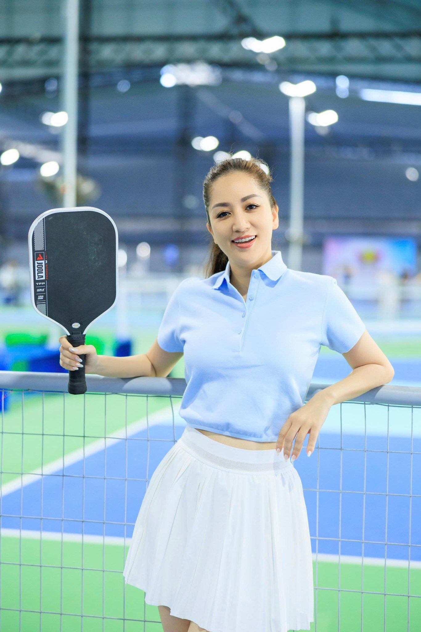 Hết lời khen ngợi Kh&aacute;nh Thi tr&ecirc;n s&acirc;n pickleball, mẹ 3 con l&ecirc;n đồ "hack" tuổi cực đỉnh- Ảnh 1.