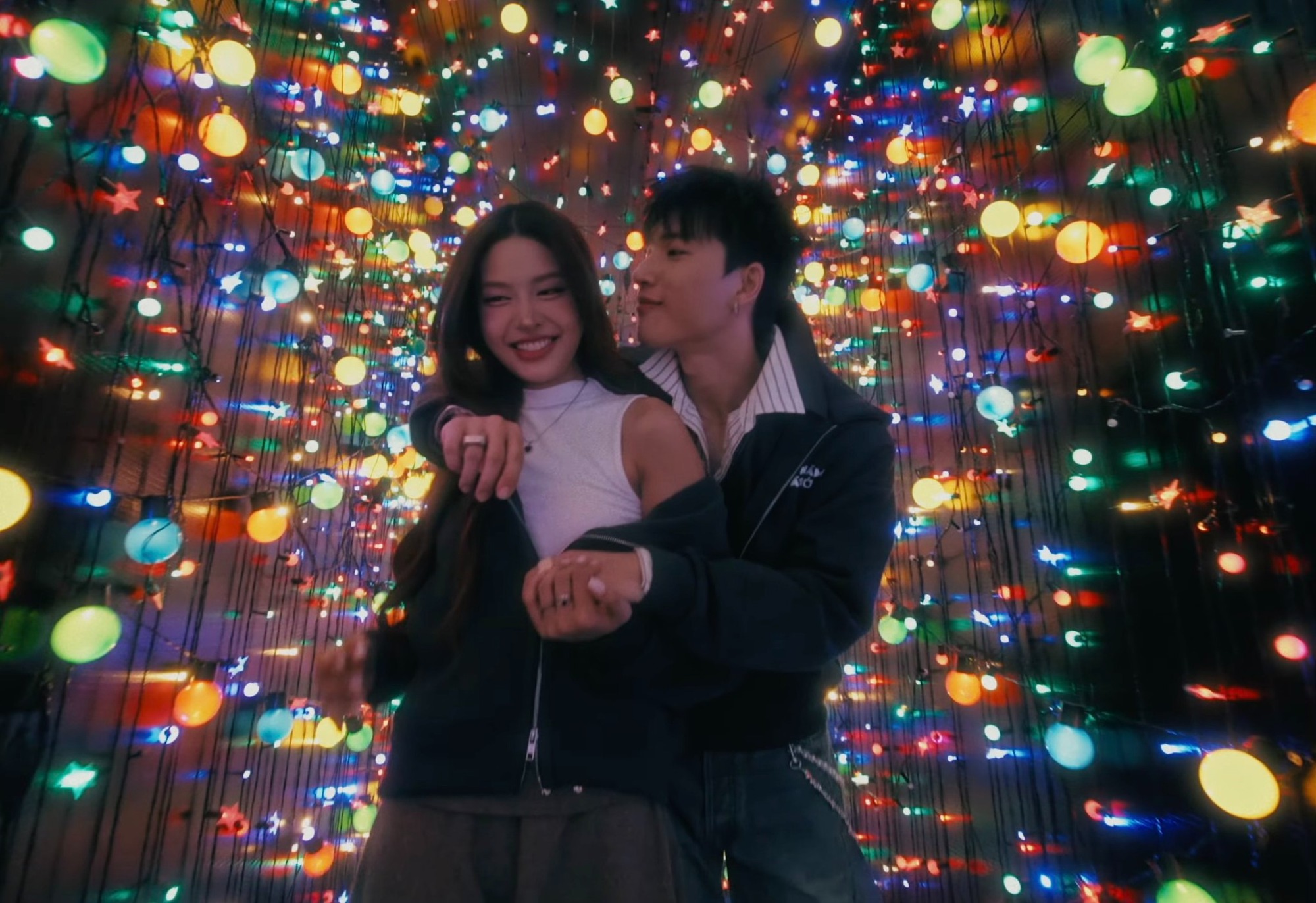 G&aacute;i xinh chụp photobooth c&ugrave;ng HIEUTHUHAI, kh&ocirc;ng phải Tăng Mỹ H&agrave;n: Nhan sắc v&agrave; style đều xuất sắc- Ảnh 2.