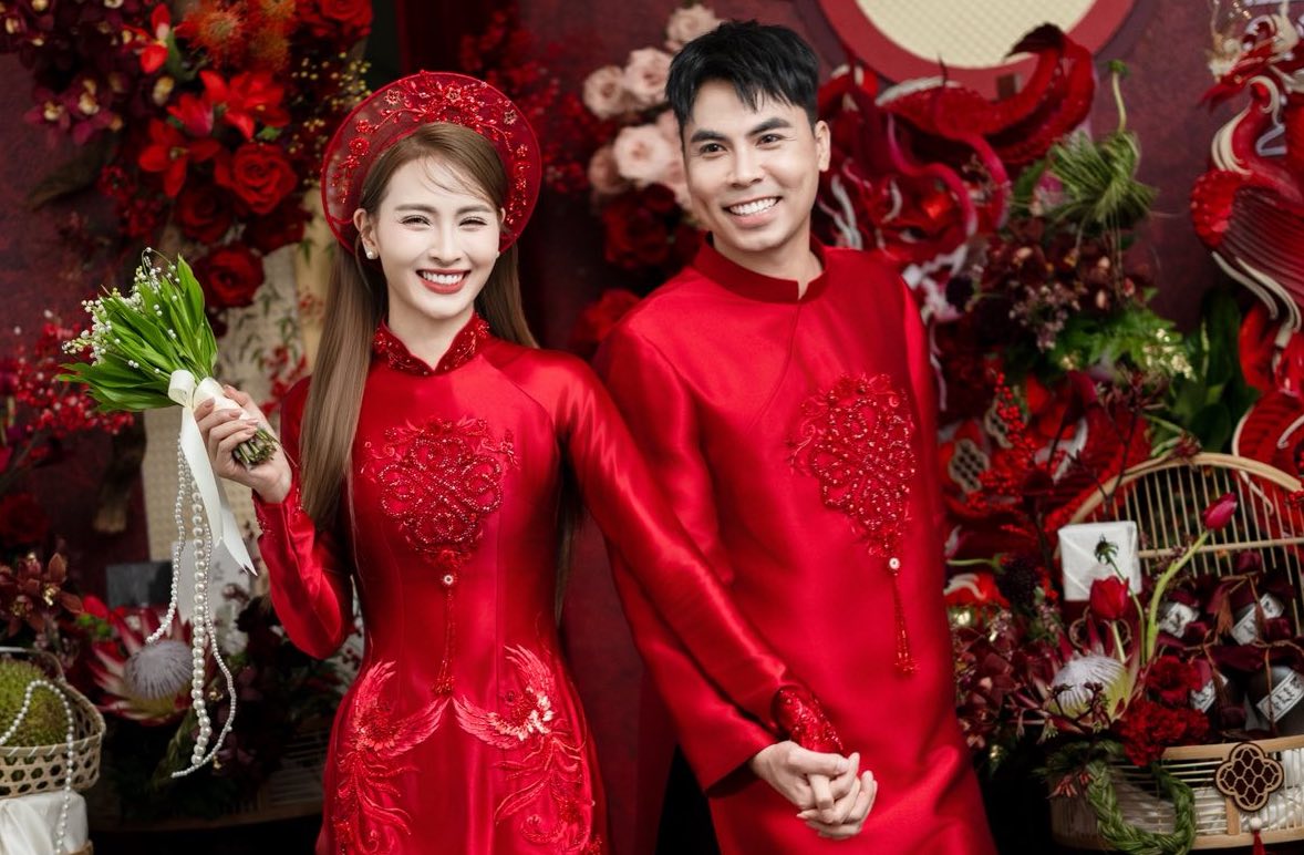 Mới cưới v&agrave;i ng&agrave;y, MC Huyền Trang M&ugrave; Tạt đ&atilde; &ldquo;xin ph&eacute;p&rdquo; Đức Huy đi theo người đ&agrave;n &ocirc;ng lạ mặt, chuyện g&igrave; đ&acirc;y?- Ảnh 1.