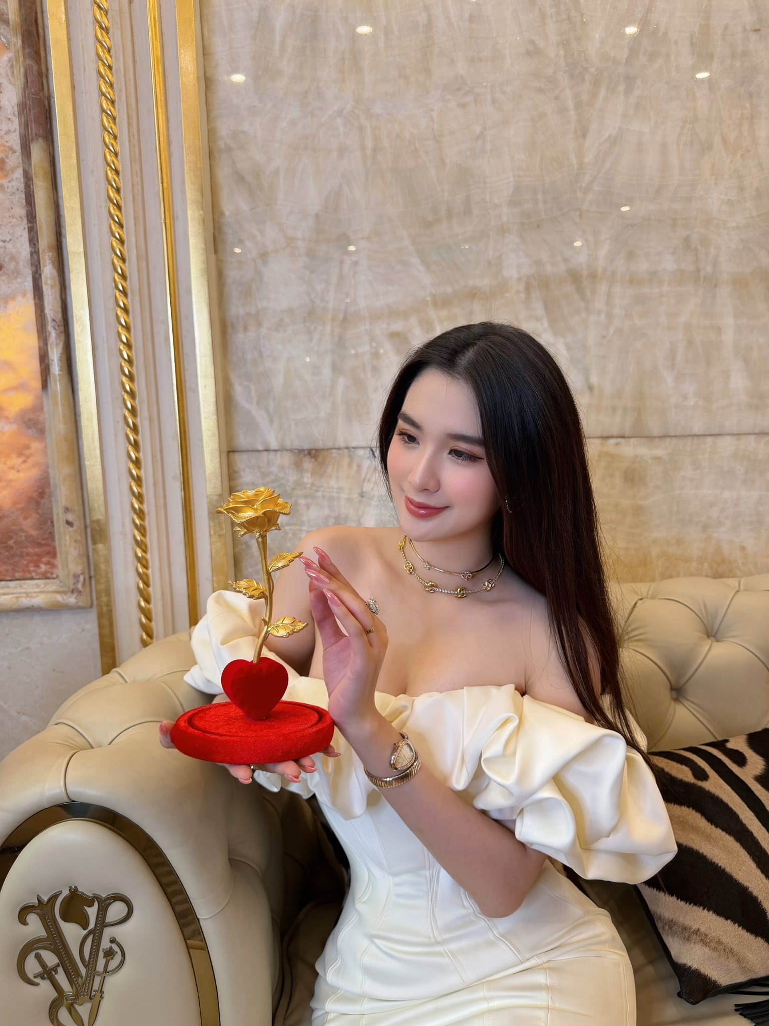 "Ph&uacute; b&agrave; showbiz" khoe được tặng hoa hồng bằng v&agrave;ng 9999, netizen thi nhau đo&aacute;n gi&aacute;- Ảnh 2.