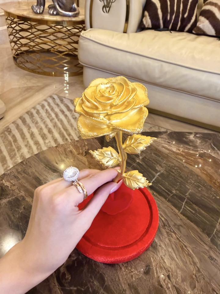 "Ph&uacute; b&agrave; showbiz" khoe được tặng hoa hồng bằng v&agrave;ng 9999, netizen thi nhau đo&aacute;n gi&aacute;- Ảnh 5.