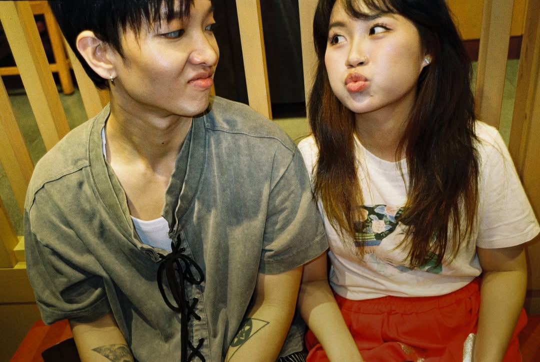 Vợ Ho&agrave;ng Dũng tiết lộ chuyện trong đ&aacute;m cưới b&iacute; mật 6 năm trước: Kh&ocirc;ng c&oacute; tiền mua nhẫn, b&agrave;n ghế phải đi mượn- Ảnh 4.