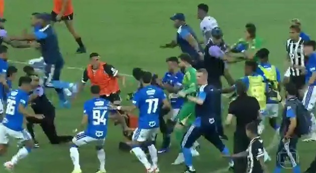 Hỗn chiến kinh ho&agrave;ng tại trận chung kết b&oacute;ng đ&aacute; Brazil: Cầu thủ lao v&agrave;o đ&aacute;nh nhau, 23 thẻ đỏ được r&uacute;t ra- Ảnh 3.