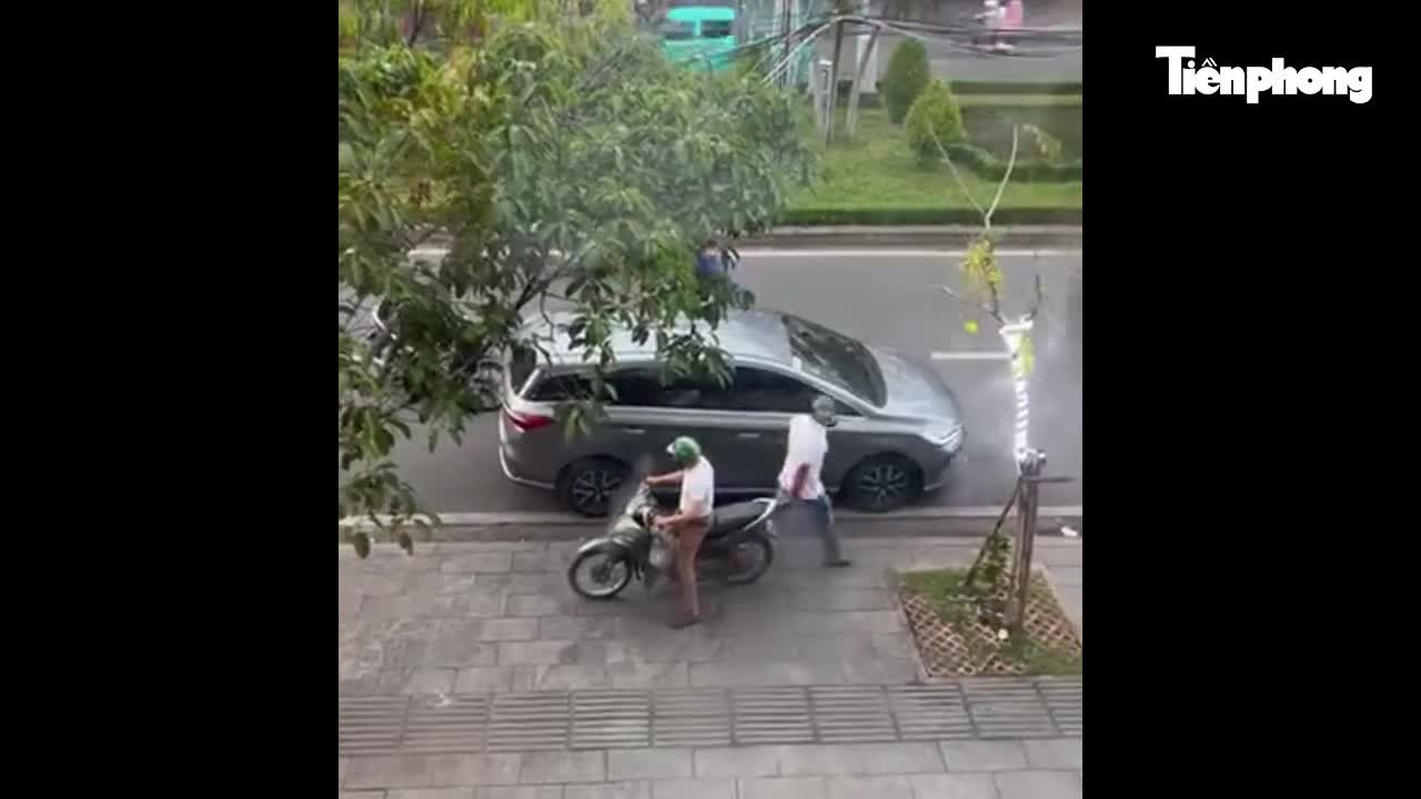 Va quẹt giao th&ocirc;ng, rượt đuổi 'đ&aacute;nh hội đồng' t&agrave;i xế &ocirc; t&ocirc; ở TPHCM- Ảnh 1.