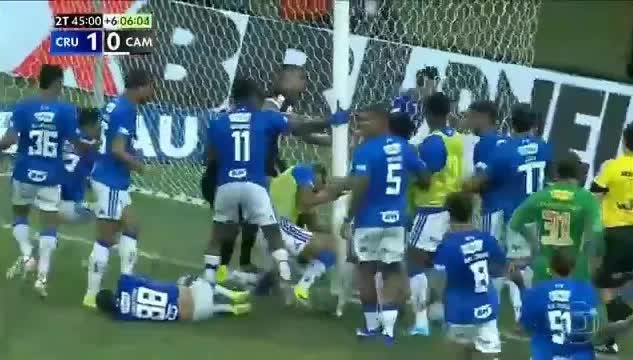 Hỗn chiến kinh ho&agrave;ng tại trận chung kết b&oacute;ng đ&aacute; Brazil: Cầu thủ lao v&agrave;o đ&aacute;nh nhau, 23 thẻ đỏ được r&uacute;t ra- Ảnh 2.