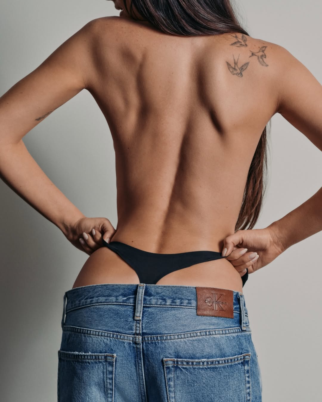 M&agrave;n khoe th&acirc;n khiến MXH nổ tung của Dakota Johnson- Ảnh 5.