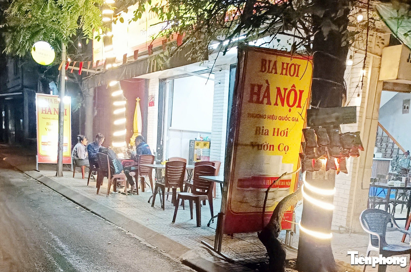 Sau 'tối hậu thư' của Gi&aacute;m đốc C&ocirc;ng an H&agrave; Nội, nhiều h&agrave;ng qu&aacute;n vẫn chiếm hết vỉa h&egrave;- Ảnh 5.