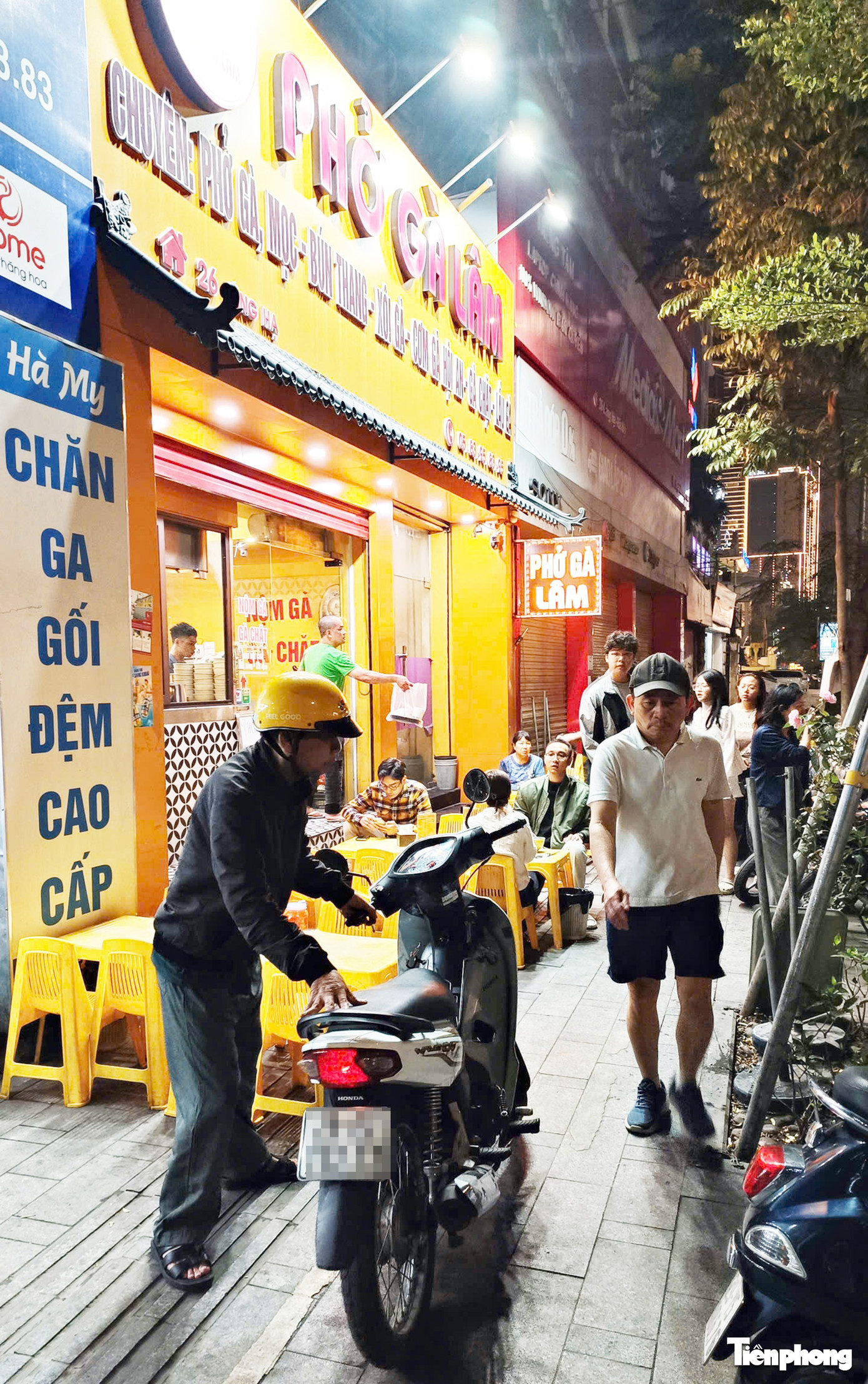 Sau 'tối hậu thư' của Gi&aacute;m đốc C&ocirc;ng an H&agrave; Nội, nhiều h&agrave;ng qu&aacute;n vẫn chiếm hết vỉa h&egrave;- Ảnh 10.