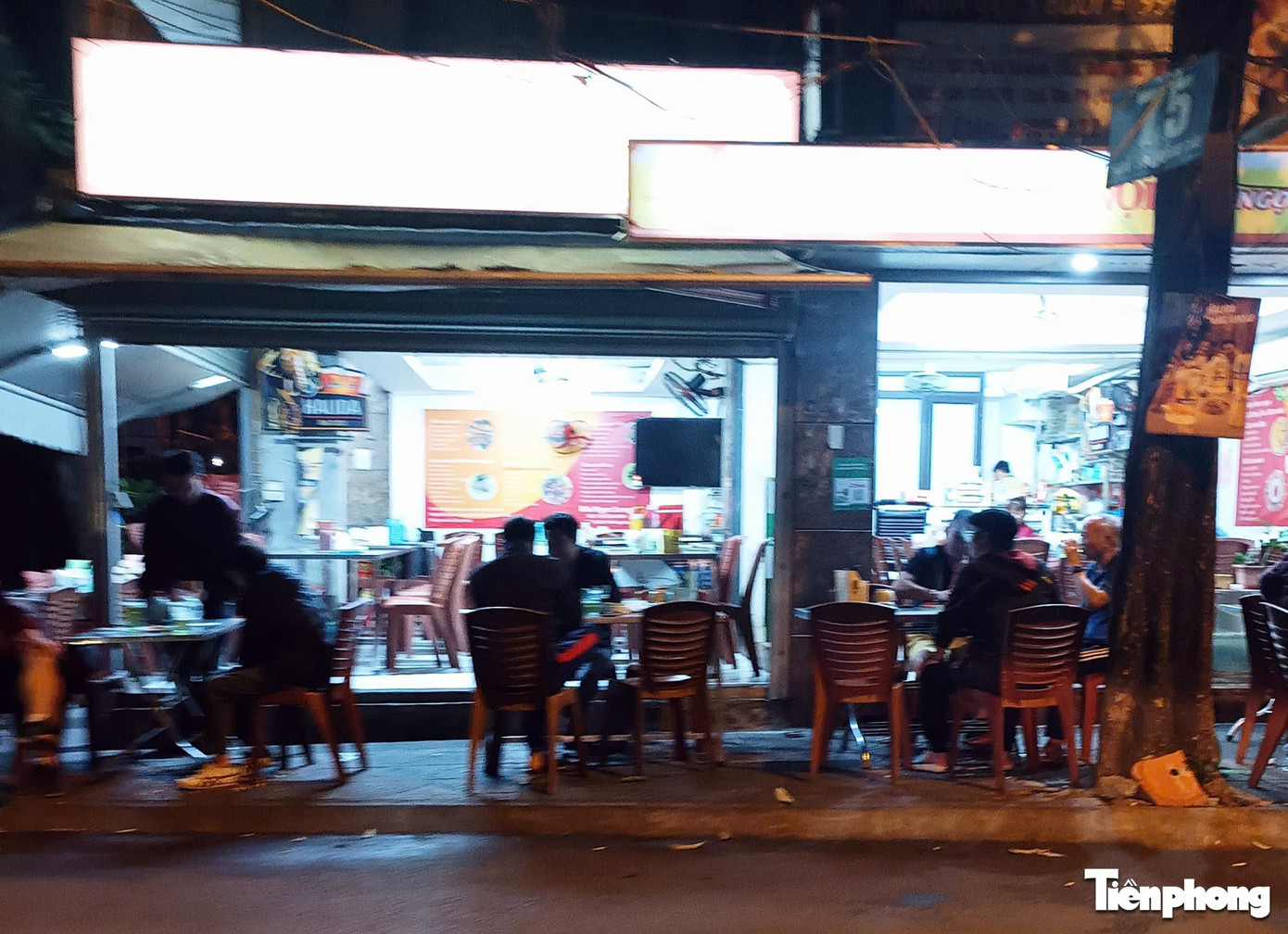 Sau 'tối hậu thư' của Gi&aacute;m đốc C&ocirc;ng an H&agrave; Nội, nhiều h&agrave;ng qu&aacute;n vẫn chiếm hết vỉa h&egrave;- Ảnh 3.