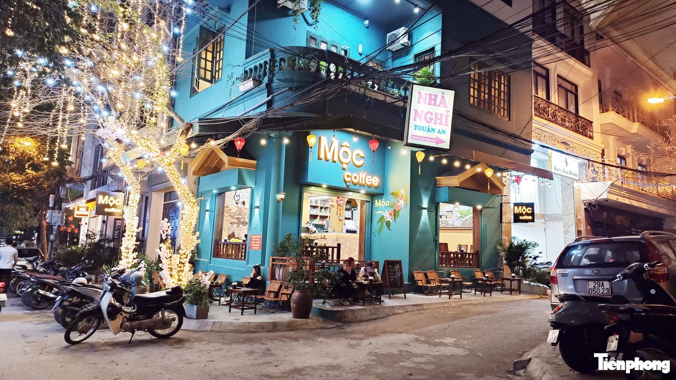 Sau 'tối hậu thư' của Gi&aacute;m đốc C&ocirc;ng an H&agrave; Nội, nhiều h&agrave;ng qu&aacute;n vẫn chiếm hết vỉa h&egrave;- Ảnh 9.