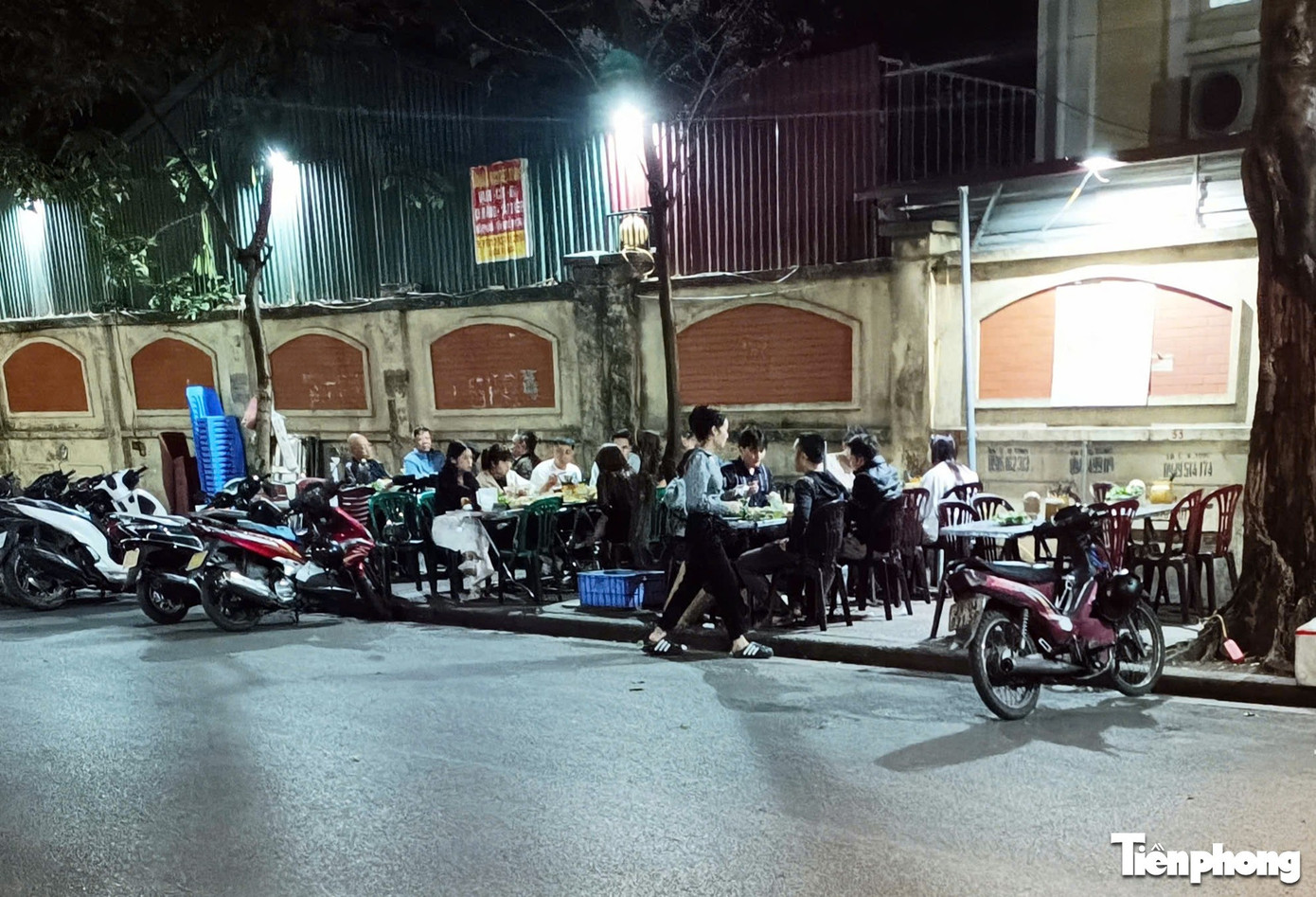 Sau 'tối hậu thư' của Gi&aacute;m đốc C&ocirc;ng an H&agrave; Nội, nhiều h&agrave;ng qu&aacute;n vẫn chiếm hết vỉa h&egrave;- Ảnh 1.