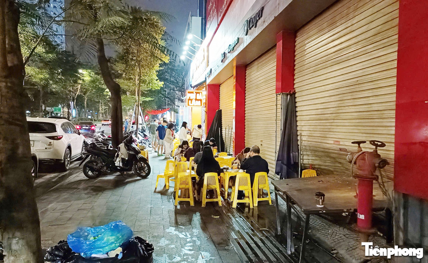Sau 'tối hậu thư' của Gi&aacute;m đốc C&ocirc;ng an H&agrave; Nội, nhiều h&agrave;ng qu&aacute;n vẫn chiếm hết vỉa h&egrave;- Ảnh 11.
