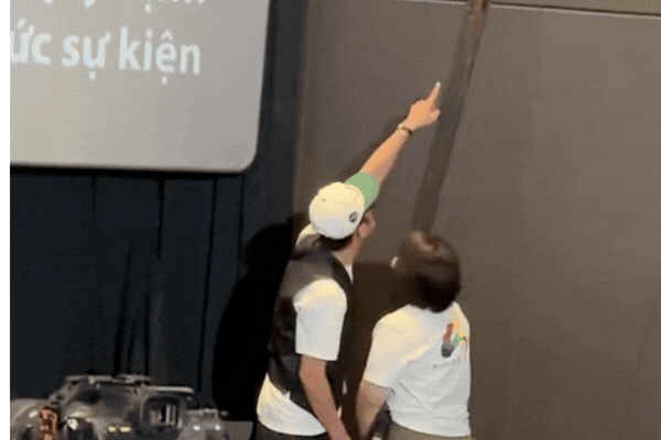 H&agrave;nh động kh&oacute; hiểu của Do&atilde;n Quốc Đam trong rạp chiếu phim khiến MXH x&ocirc;n xao- Ảnh 3.