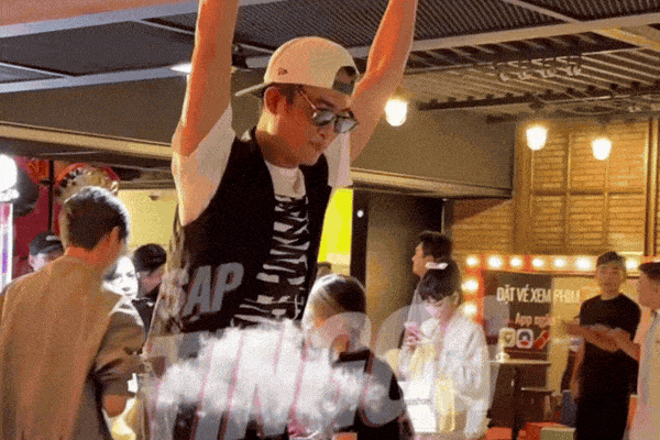 H&agrave;nh động kh&oacute; hiểu của Do&atilde;n Quốc Đam trong rạp chiếu phim khiến MXH x&ocirc;n xao- Ảnh 4.