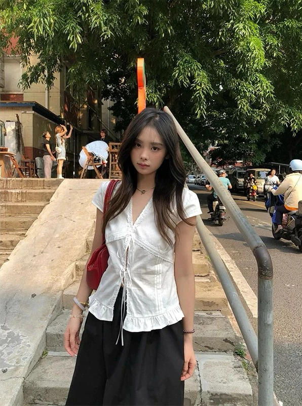 Hội mặc đẹp nhất thế giới b&igrave;nh chọn: Đ&acirc;y l&agrave; chiếc &aacute;o s&agrave;nh điệu nhất để mặc c&ugrave;ng quần jeans- Ảnh 3.