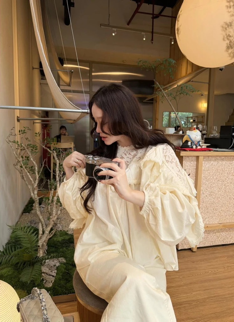 Hội mặc đẹp nhất thế giới b&igrave;nh chọn: Đ&acirc;y l&agrave; chiếc &aacute;o s&agrave;nh điệu nhất để mặc c&ugrave;ng quần jeans- Ảnh 18.