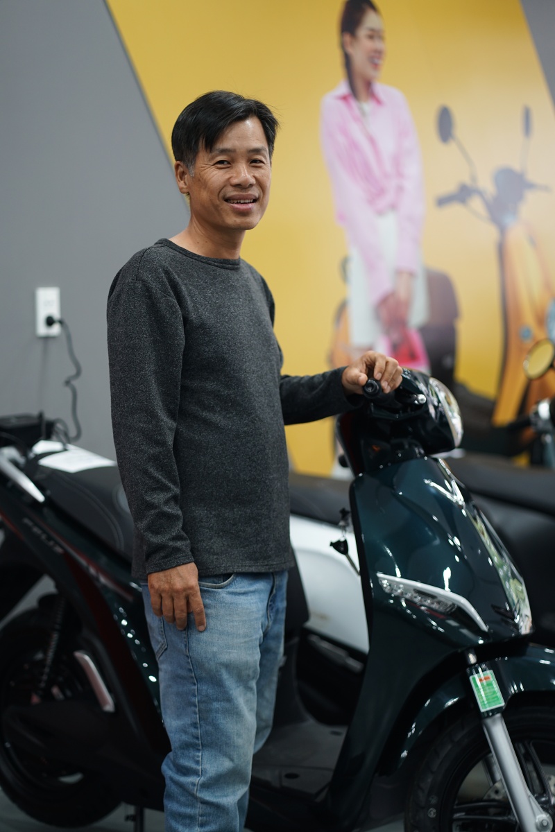 Đi một v&ograve;ng c&aacute;c cửa h&agrave;ng xe điện ở TP.HCM: &ldquo;Hai ng&agrave;y cuối tuần b&aacute;n hơn 60 chiếc, kh&aacute;ch đến li&ecirc;n tục&rdquo;- Ảnh 4.