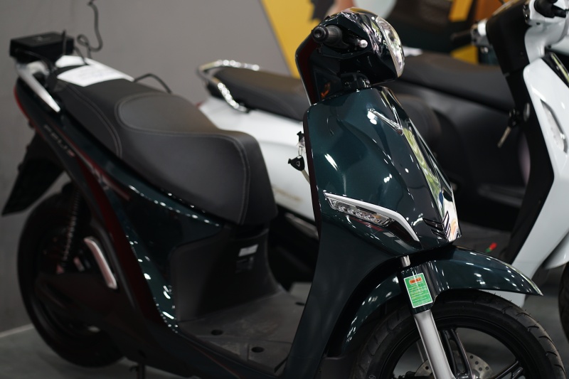 Đi một v&ograve;ng c&aacute;c cửa h&agrave;ng xe điện ở TP.HCM: &ldquo;Hai ng&agrave;y cuối tuần b&aacute;n hơn 60 chiếc, kh&aacute;ch đến li&ecirc;n tục&rdquo;- Ảnh 2.