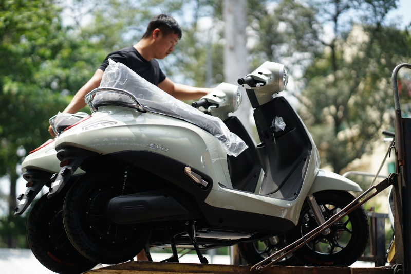 Đi một v&ograve;ng c&aacute;c cửa h&agrave;ng xe điện ở TP.HCM: &ldquo;Hai ng&agrave;y cuối tuần b&aacute;n hơn 60 chiếc, kh&aacute;ch đến li&ecirc;n tục&rdquo;- Ảnh 1.