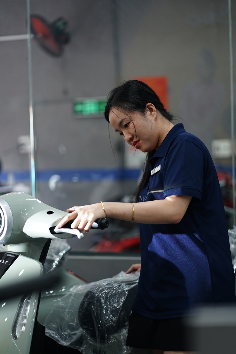 Đi một v&ograve;ng c&aacute;c cửa h&agrave;ng xe điện ở TP.HCM: &ldquo;Hai ng&agrave;y cuối tuần b&aacute;n hơn 60 chiếc, kh&aacute;ch đến li&ecirc;n tục&rdquo;- Ảnh 6.