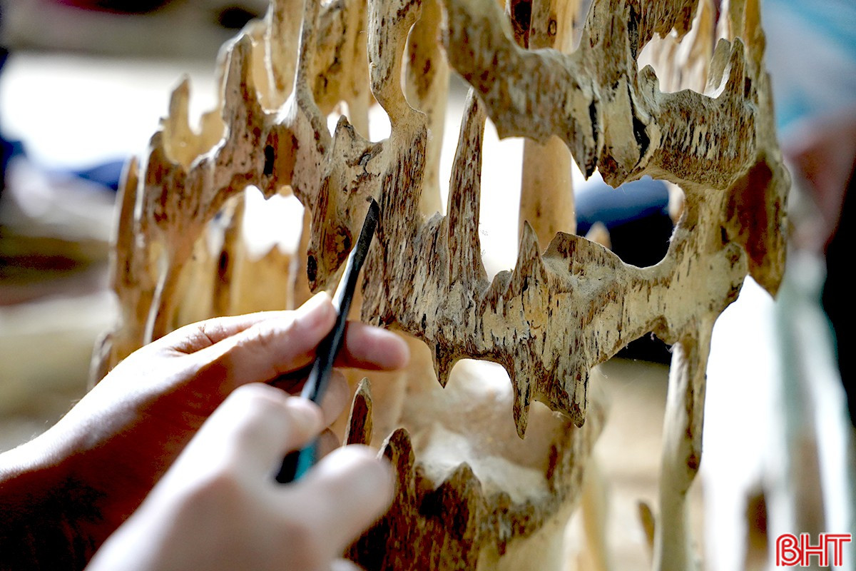 Cụ &ocirc;ng 98 tuổi biến khối gỗ mục l&agrave;m củi th&agrave;nh "v&agrave;ng", kiếm 200 tỷ mỗi năm cho v&ugrave;ng rốn lũ miền Trung- Ảnh 4.