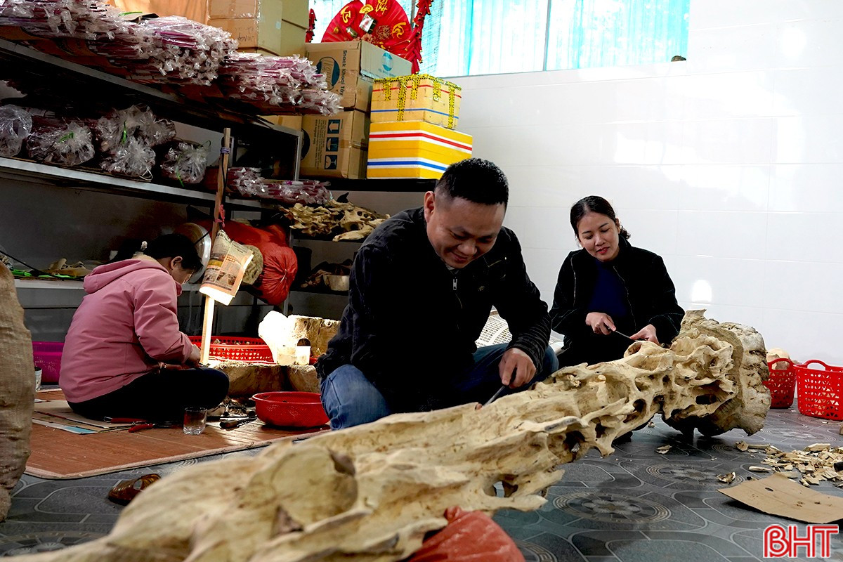 Cụ &ocirc;ng 98 tuổi biến khối gỗ mục l&agrave;m củi th&agrave;nh "v&agrave;ng", kiếm 200 tỷ mỗi năm cho v&ugrave;ng rốn lũ miền Trung- Ảnh 3.