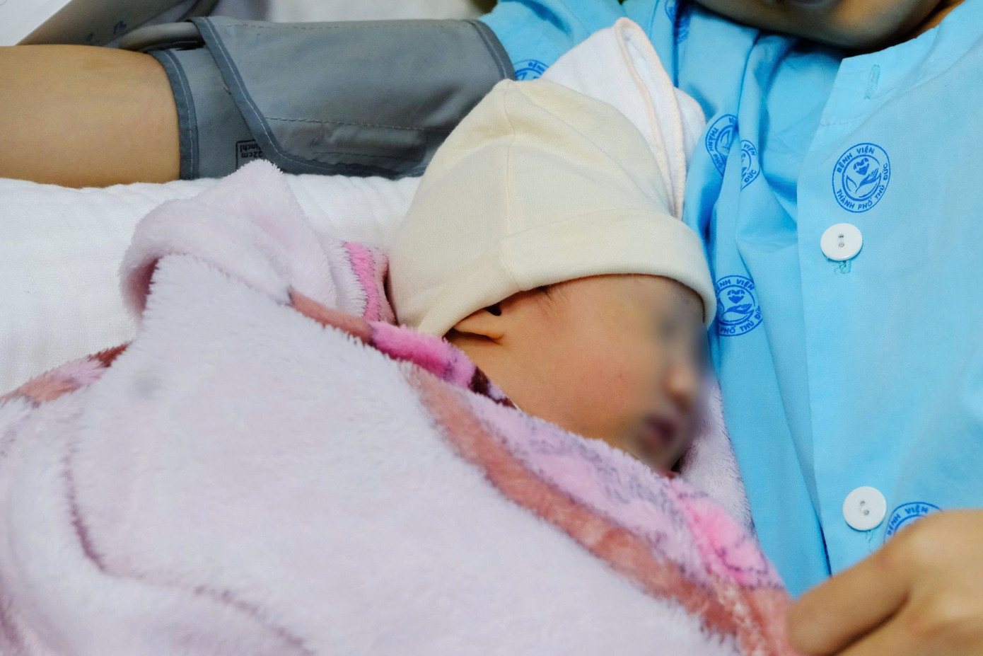 Cứu mẹ con thai phụ bị sốc phản vệ sau khi ăn ốc ở TPHCM- Ảnh 1.