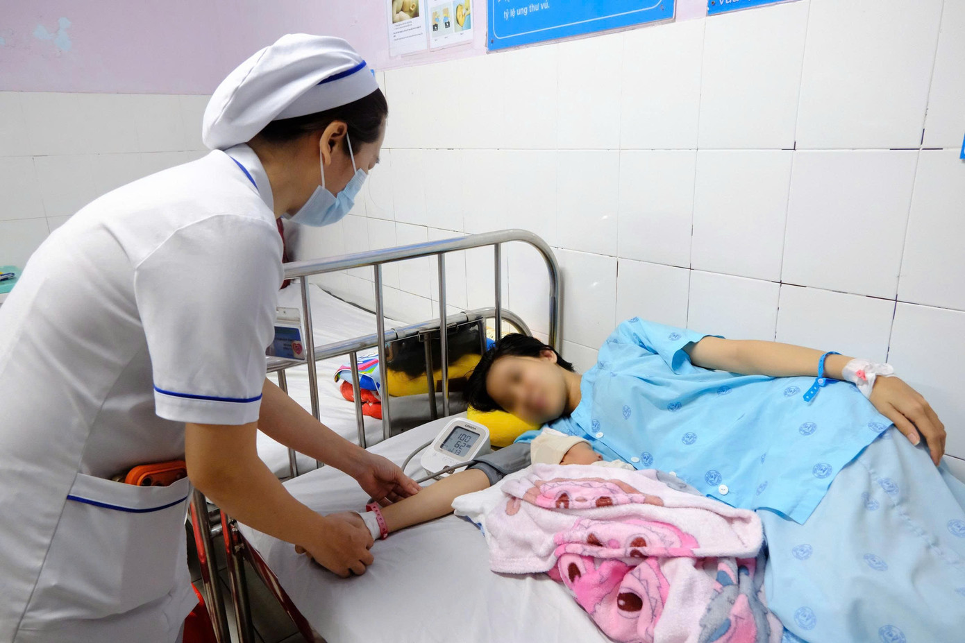 Cứu mẹ con thai phụ bị sốc phản vệ sau khi ăn ốc ở TPHCM- Ảnh 2.