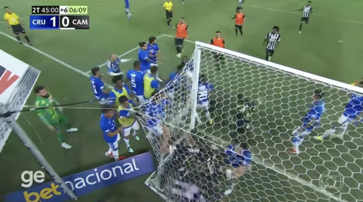 Hỗn chiến kinh ho&agrave;ng tại trận chung kết b&oacute;ng đ&aacute; Brazil: Cầu thủ lao v&agrave;o đ&aacute;nh nhau, 23 thẻ đỏ được r&uacute;t ra- Ảnh 1.