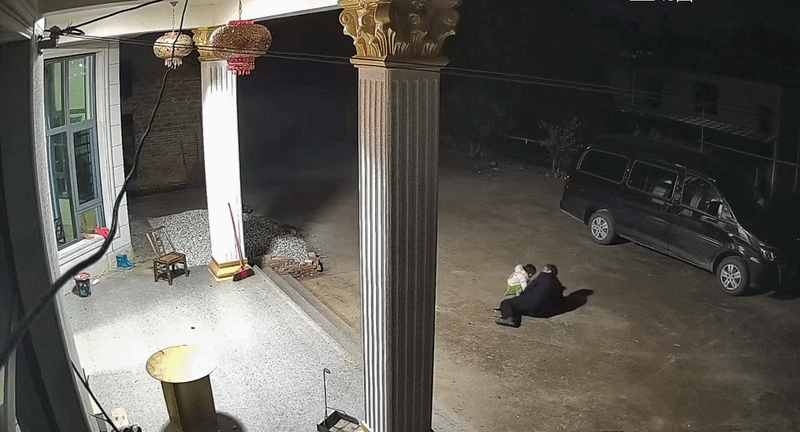 Khoảnh khắc em b&eacute; hơn 1 tuổi đi chưa vững vẫn cố đỡ &ocirc;ng bị ng&atilde; khiến 18 triệu người x&uacute;c động- Ảnh 4.