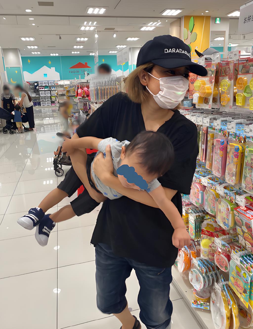 Nếu con c&oacute; 3 biểu hiện n&agrave;y khi đi si&ecirc;u thị, cha mẹ cần điều chỉnh ngay kẻo th&agrave;nh "c&aacute;i gai" trong mắt mọi người- Ảnh 1.