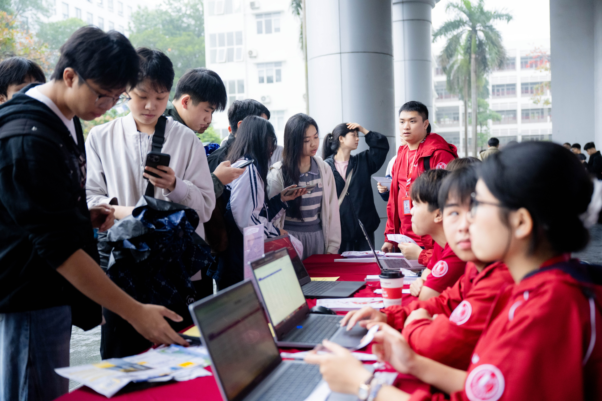 "Cơ hội việc l&agrave;m của ng&agrave;nh b&aacute;o ch&iacute; c&oacute; đang bị thu hẹp?" - Giải đ&aacute;p từ Ph&oacute; Gi&aacute;m đốc Học viện B&aacute;o ch&iacute; v&agrave; Tuy&ecirc;n truyền- Ảnh 2.