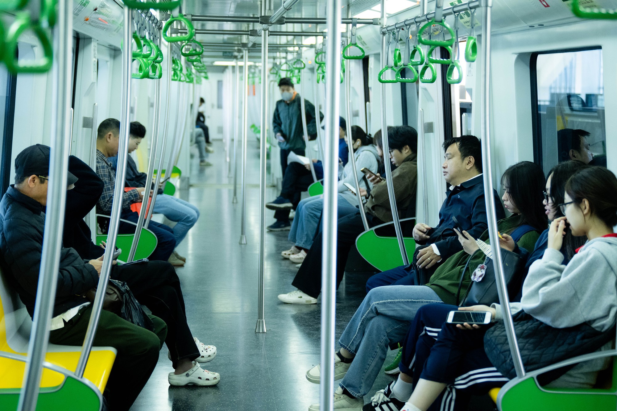 Gi&aacute; xăng dầu biến động, người d&acirc;n H&agrave; Nội - TP.HCM rủ nhau bỏ xe c&aacute; nh&acirc;n, chuyển sang di chuyển bằng t&agrave;u điện v&agrave; xe bu&yacute;t- Ảnh 8.