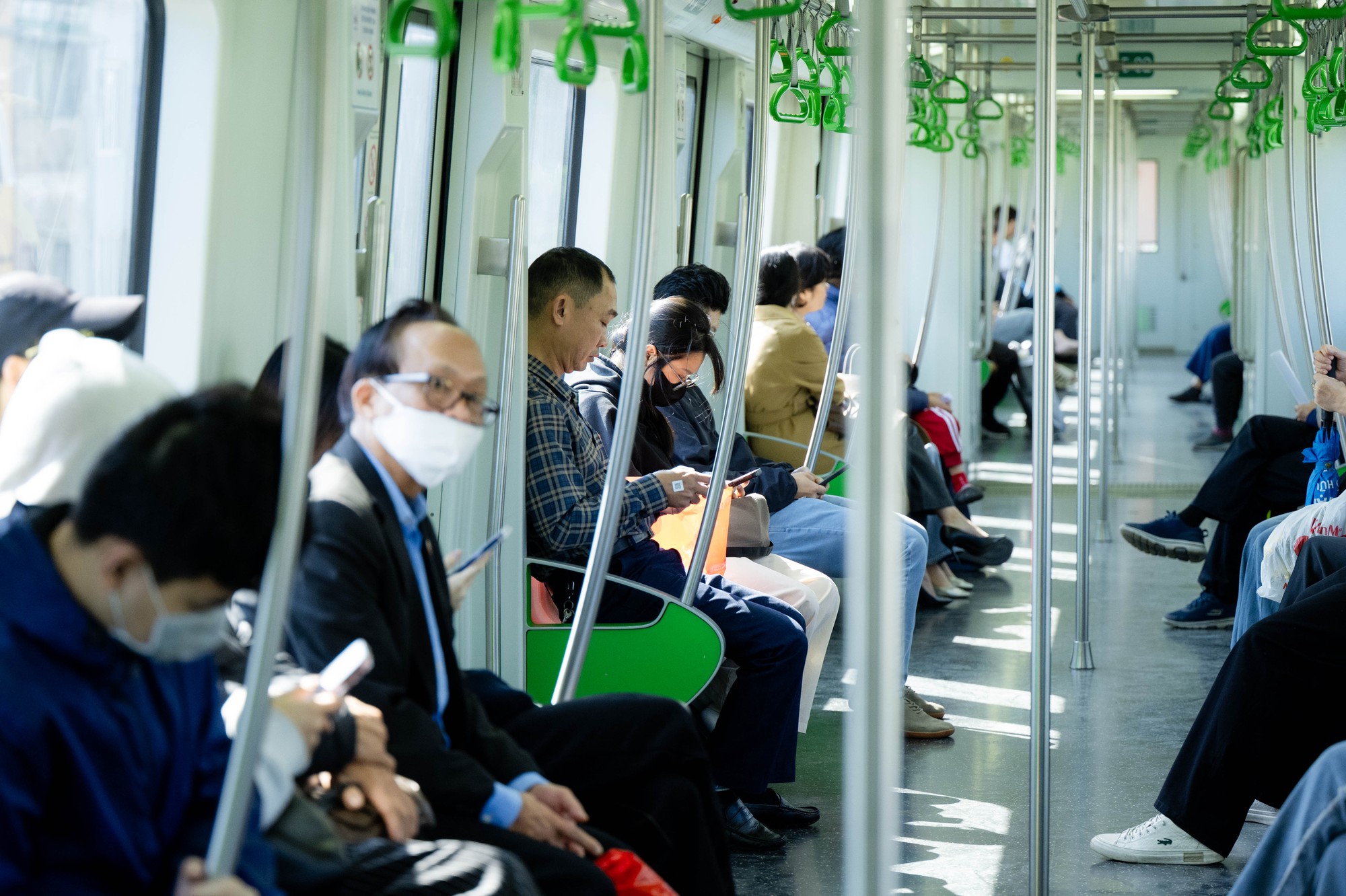 Gi&aacute; xăng dầu biến động, người d&acirc;n H&agrave; Nội - TP.HCM rủ nhau bỏ xe c&aacute; nh&acirc;n, chuyển sang di chuyển bằng t&agrave;u điện v&agrave; xe bu&yacute;t- Ảnh 2.