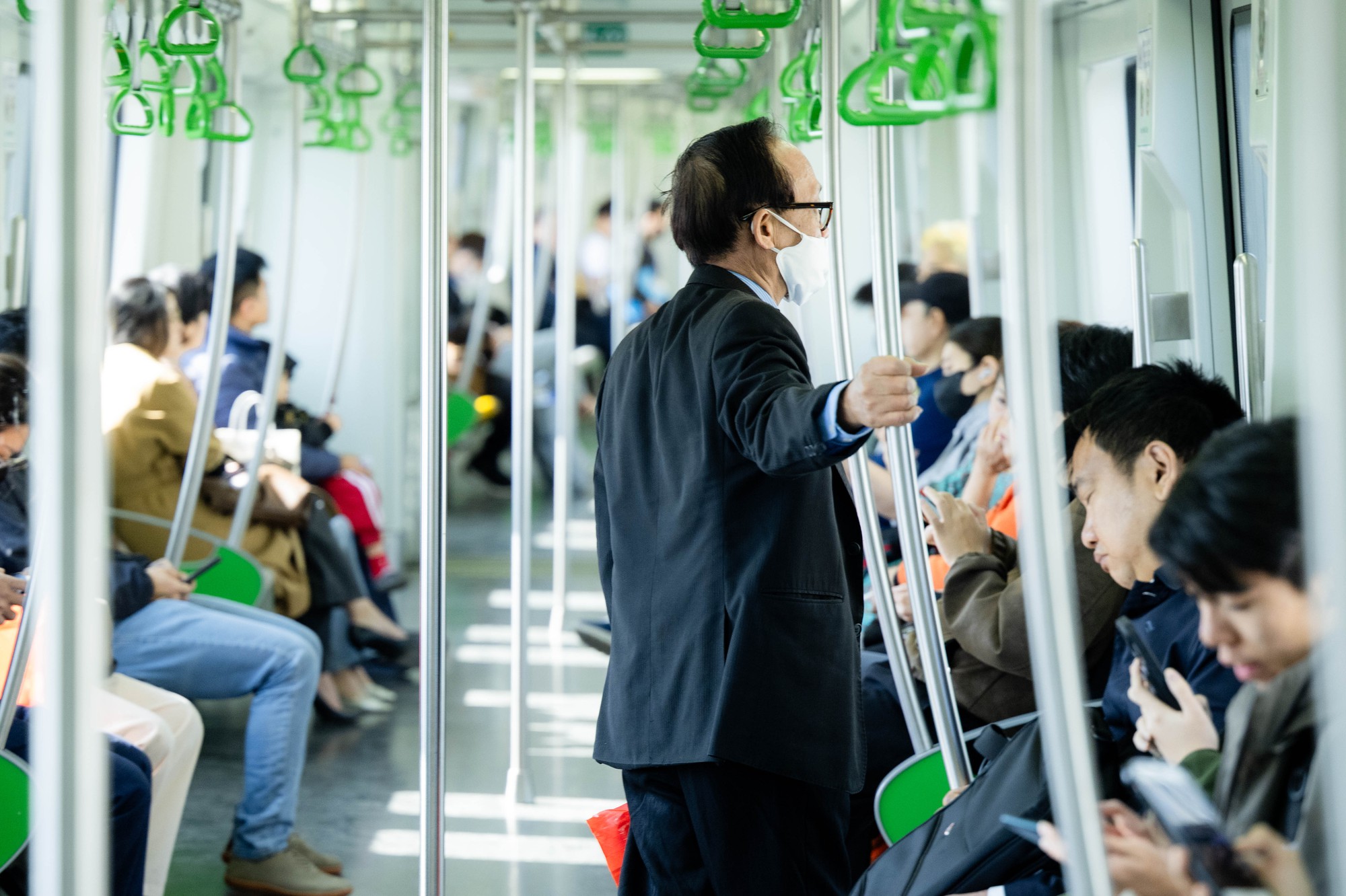 Gi&aacute; xăng dầu biến động, người d&acirc;n H&agrave; Nội - TP.HCM rủ nhau bỏ xe c&aacute; nh&acirc;n, chuyển sang di chuyển bằng t&agrave;u điện v&agrave; xe bu&yacute;t- Ảnh 3.