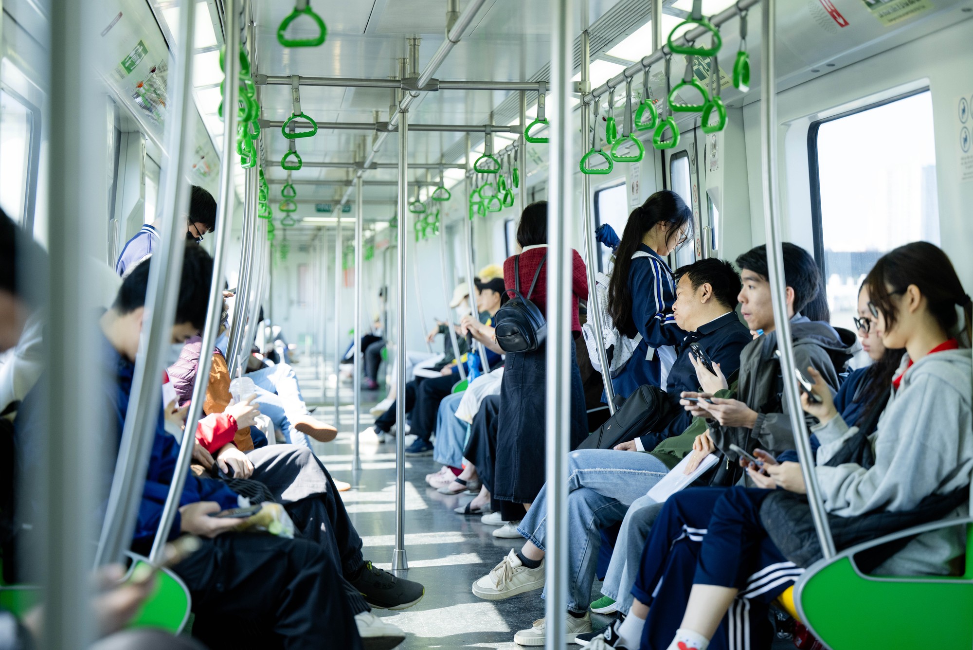 Gi&aacute; xăng dầu biến động, người d&acirc;n H&agrave; Nội - TP.HCM rủ nhau bỏ xe c&aacute; nh&acirc;n, chuyển sang di chuyển bằng t&agrave;u điện v&agrave; xe bu&yacute;t- Ảnh 1.