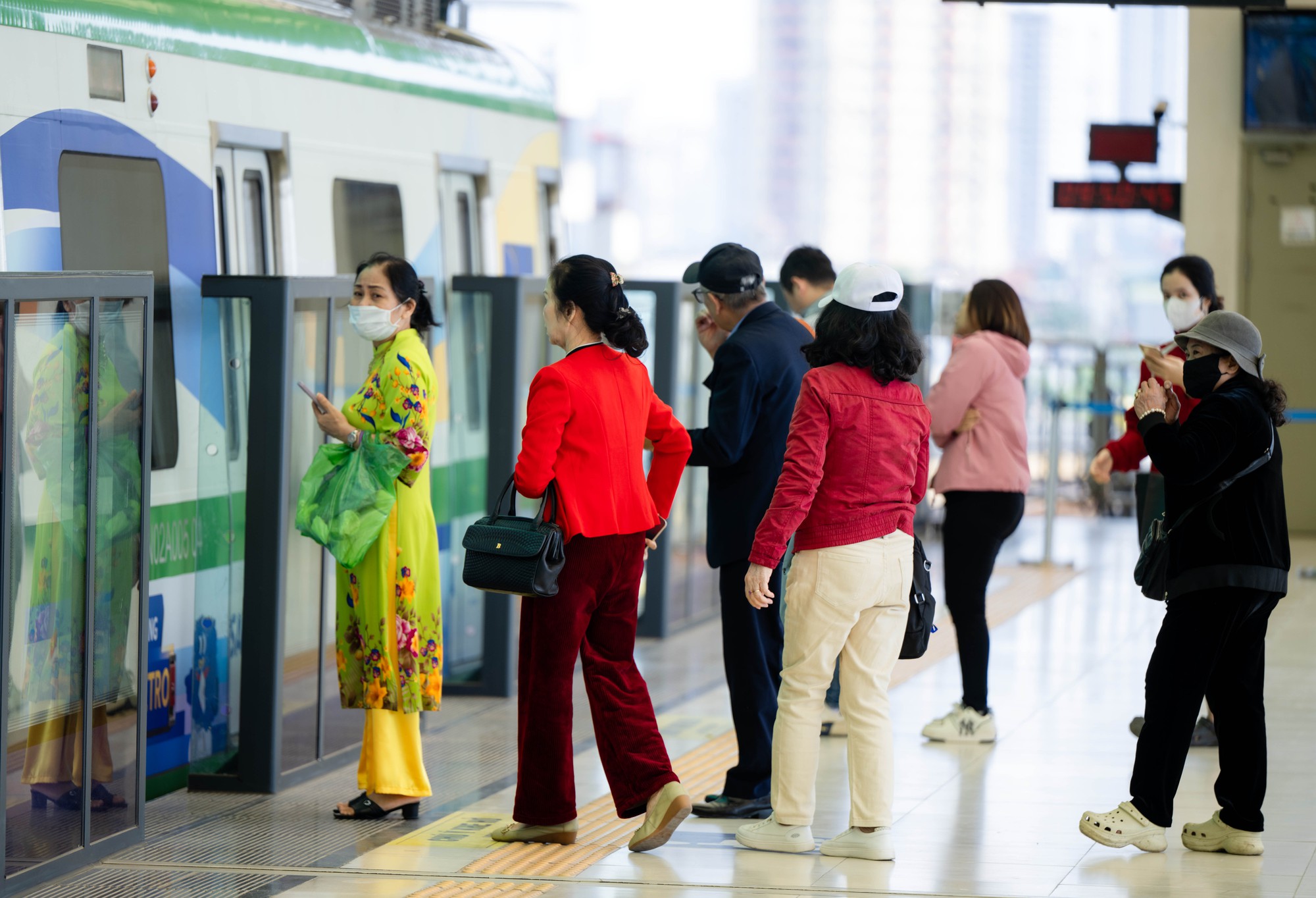 Gi&aacute; xăng dầu biến động, người d&acirc;n H&agrave; Nội - TP.HCM rủ nhau bỏ xe c&aacute; nh&acirc;n, chuyển sang di chuyển bằng t&agrave;u điện v&agrave; xe bu&yacute;t- Ảnh 4.