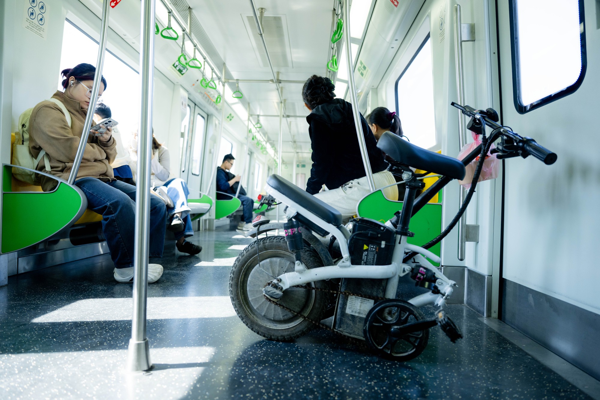 Gi&aacute; xăng dầu biến động, người d&acirc;n H&agrave; Nội - TP.HCM rủ nhau bỏ xe c&aacute; nh&acirc;n, chuyển sang di chuyển bằng t&agrave;u điện v&agrave; xe bu&yacute;t- Ảnh 7.