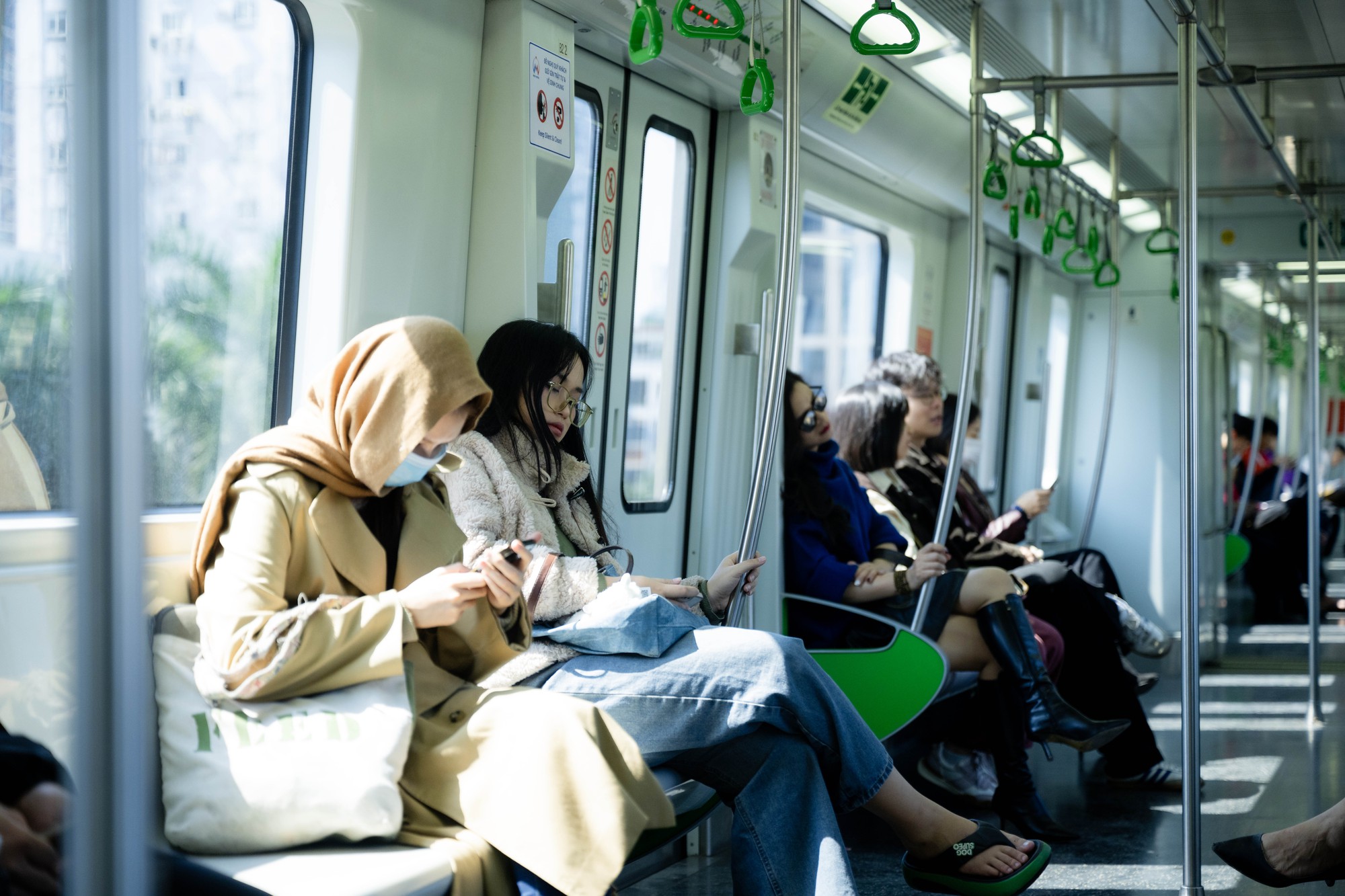 Gi&aacute; xăng dầu biến động, người d&acirc;n H&agrave; Nội - TP.HCM rủ nhau bỏ xe c&aacute; nh&acirc;n, chuyển sang di chuyển bằng t&agrave;u điện v&agrave; xe bu&yacute;t- Ảnh 6.