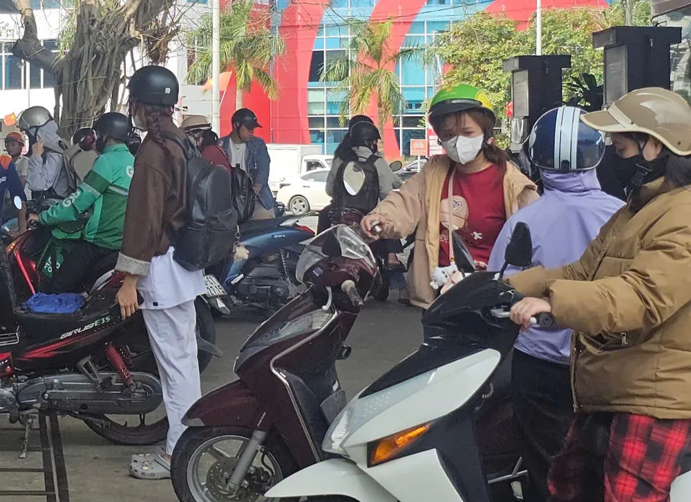 Huế xử l&yacute; cửa h&agrave;ng xăng dầu chỉ b&aacute;n tối đa 300.000 đồng/lượt- Ảnh 2.