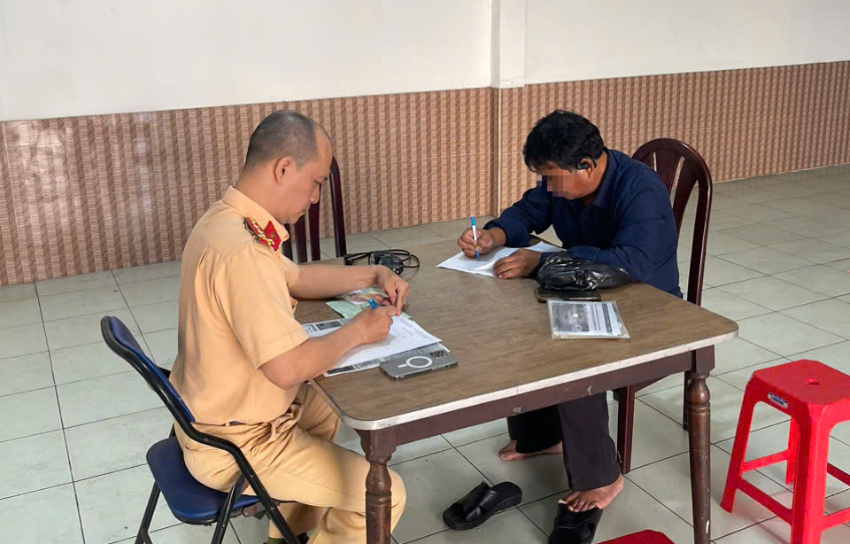 TPHCM: Xử l&yacute; t&agrave;i xế tự &yacute; gắn th&ecirc;m đ&egrave;n &ocirc; t&ocirc; g&acirc;y ch&oacute;i mắt người kh&aacute;c- Ảnh 1.