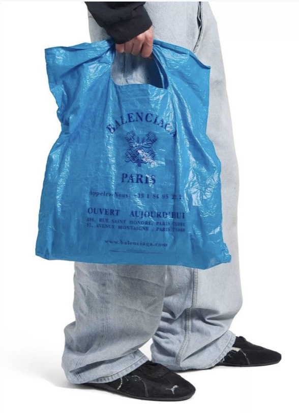 Tranh luận gay gắt về t&uacute;i nylon Trương Tịnh Nghi cầm l&ecirc;n thảm đỏ: 47 triệu, ai mua?- Ảnh 10.